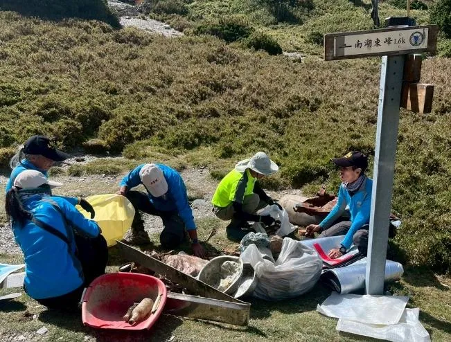 山友自願當清潔隊！南湖山區清出瓦斯桶。（圖／翻攝畫面）