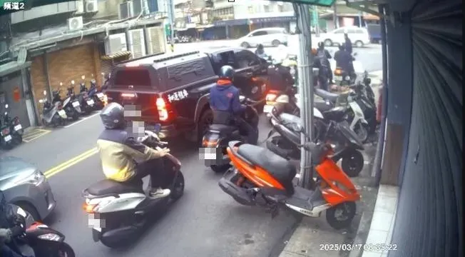 車窗搖下長達7秒顯示比特犬Lucky不在右後座上，打臉飼主說法。（圖／翻攝畫面）