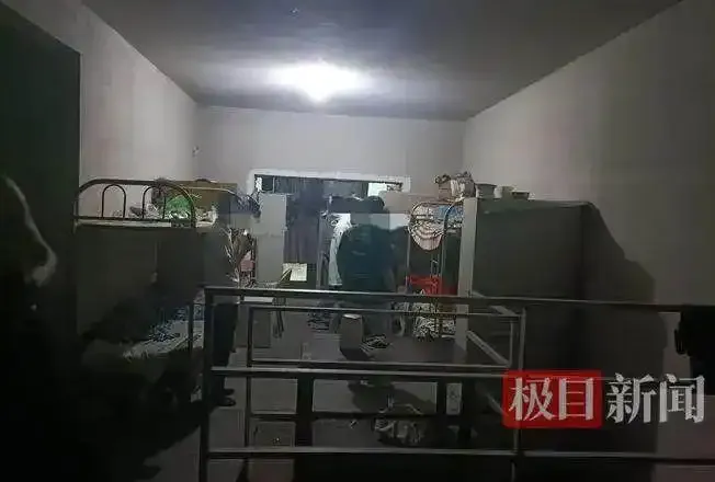 死者女兒稱，父親的宿舍是一處毛坯房，上下鋪最少住了十幾人，還沒有空調。（圖／翻攝《極目新聞》）