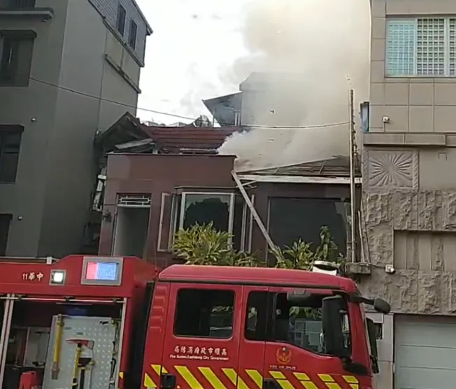 濃煙竄出。（圖／中天新聞）