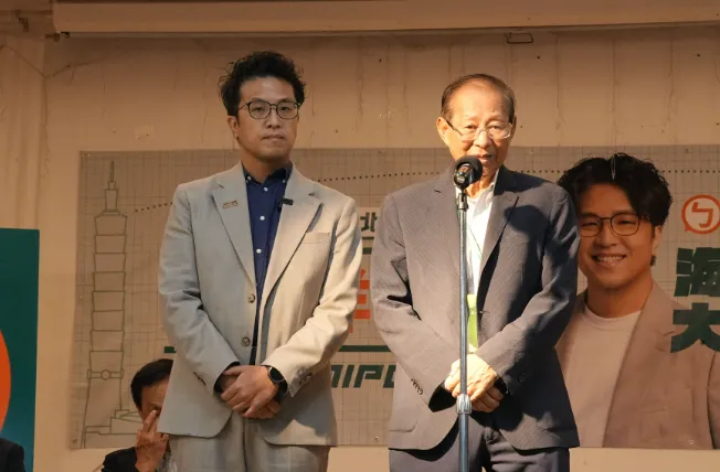 民進黨台北市長參選人沈伯洋美東海外後援會成立，由總統府資政蘇春槐（右）擔任其海外後援會主席團榮譽總召集人。（圖／沈伯洋競選辦公室提供）