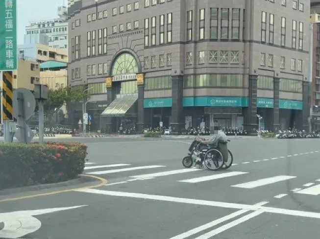 阿伯雖然戴著安全帽展現安全意識，但卻在快車道上快速飄移，並且跨越兩條大馬路。（圖／smallsmall0719 threads授權提供）