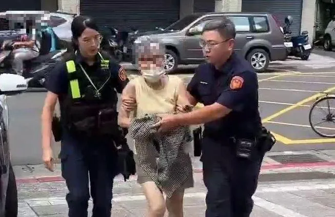 曾姓阿嬤先前在超商鬧事被逮畫面。（圖／警方提供）