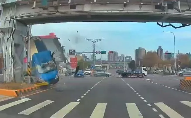 藍色小貨車騰空起飛再重落地。（圖／翻攝畫面）