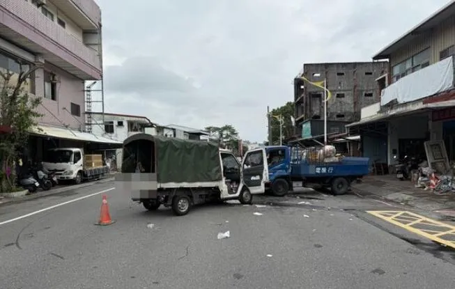 花蓮市上午發生一起貨車對撞車禍。（圖／翻攝畫面）