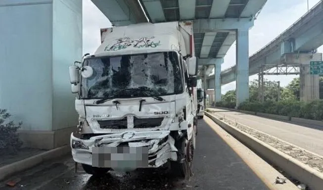 貨櫃車車頭變形駕駛一度受困。（圖／翻攝畫面）