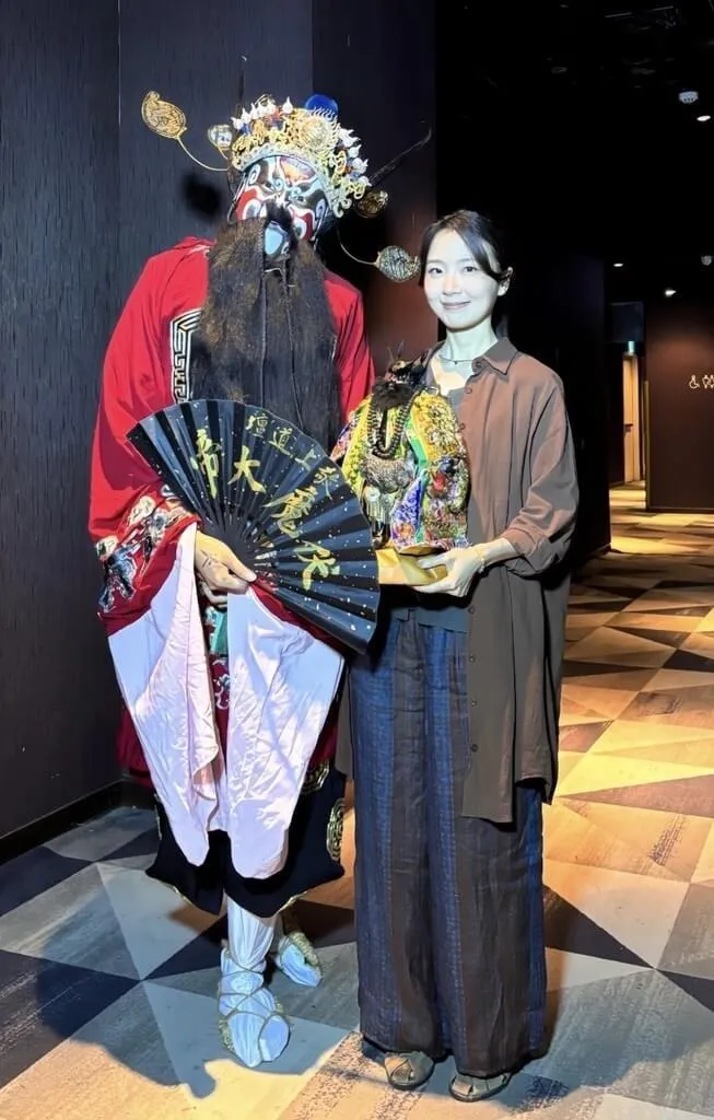 恐怖片《粽邪4:坤蒂拉娜》全台票房近新台幣8000萬元,劇組日前邀請鍾馗法師陳貫豪親臨戲院現場,演員許安植(右)開心合影。(圖/華影提供)