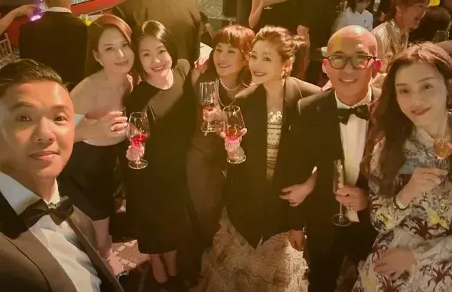 大S(右三)10天前現身王偉忠女兒歸寧宴,凍齡狀態驚豔網友。(圖/翻攝IG)