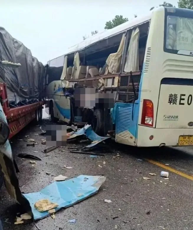 車禍導致大巴車上學生2死4傷。（圖／翻攝微博）
