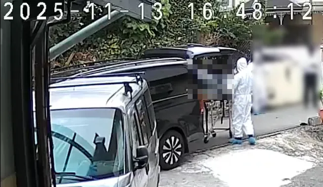 檢警和禮儀公司人員接走曾婦遺體,原先好好的人竟只剩下「1小袋」。(圖/中天新聞)