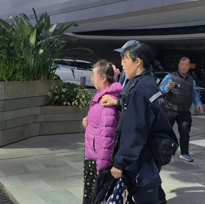 周女因涉嫌「行使虛假文書」被警方逮捕。（圖／翻攝微博@南方都市報）