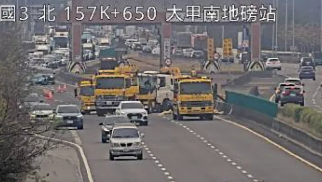事故造成現場後方回堵。（圖／翻攝畫面）