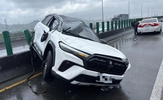 休旅車自撞分隔島騎上護欄。（圖／翻攝畫面）