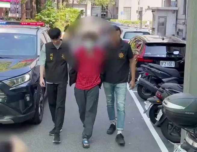 李男被帶回分局偵訊畫面。(圖/警方提供)