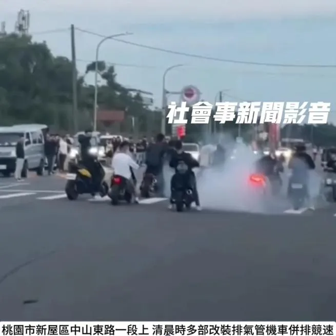 桃園新屋出現改裝車聚集,警方依法開罰。(圖/翻攝畫面)