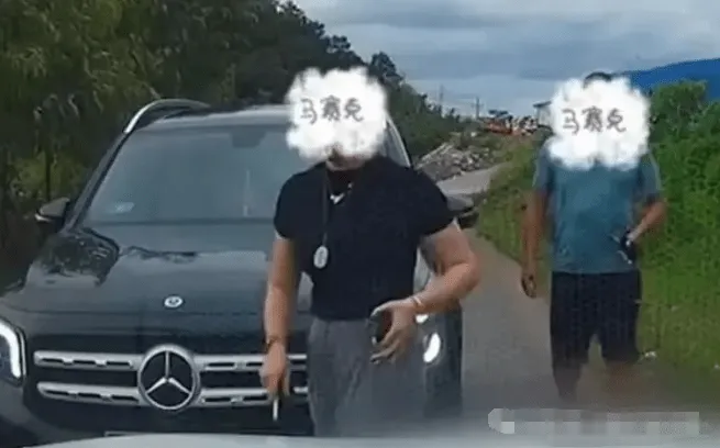 賓士車女駕駛「亮證」要求對面車主倒退讓路。（圖／翻攝微博）