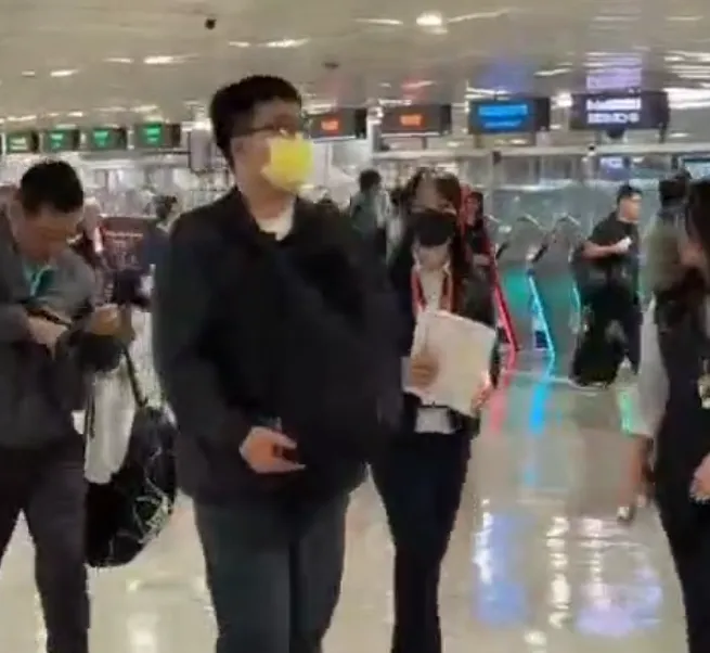 台灣赴大陸甘肅旅行團成員不幸因翻車事故傷重過世,家屬28日搭機飛抵台灣,神情哀戚。(圖/中天新聞)