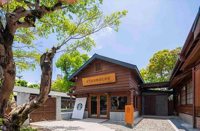 宜蘭羅東林場星巴克自9月1日起實施內用低消及90分鐘限時新制。（圖／星巴克官網）