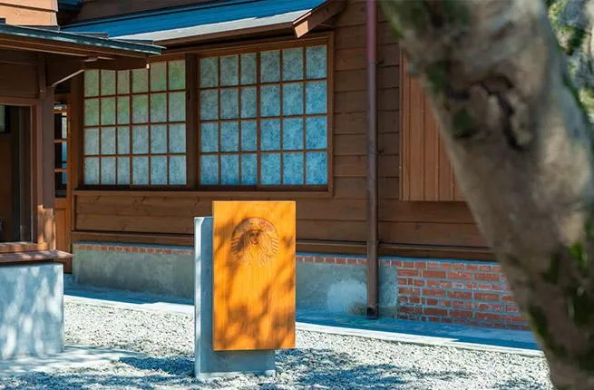 羅東林場星巴克以百年日式木造建築打造，開幕後吸引大批遊客朝聖。（圖／星巴克官網）