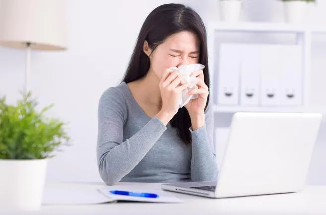 每年清明梅雨季節,因風勢強、濕度上升,加上花粉、塵蟎、黴菌大量滋生,容易引發鼻過敏症狀。(示意圖/Pexels)