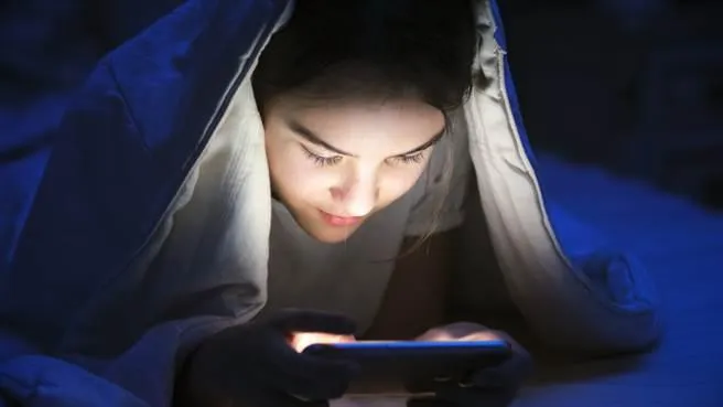 長時間熬夜會打亂生理時鐘，增加肝臟負擔，也容易造成疲勞與免疫力下降，尤其肝功能不佳者影響更明顯。（示意圖／Pexels）