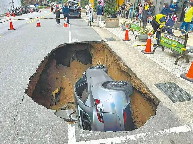 2023年4月新竹縣竹北市「新竹豐采520」，疑似建商開挖地下室抽取地下水，導致土砂層部分流失，造成道路坍塌。（資料圖／中天新聞）
