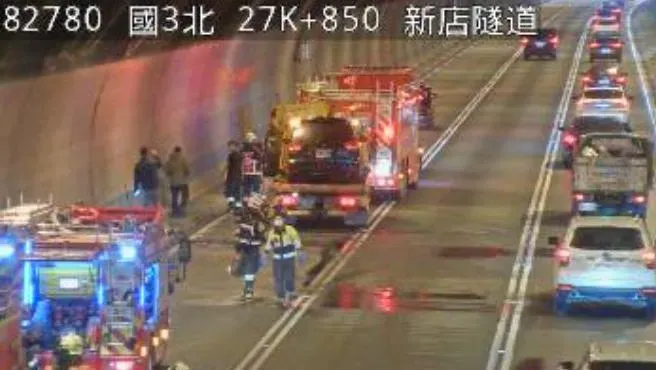 新店隧道下午驚傳火燒車。（圖／翻攝畫面）