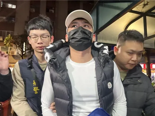 四海幫海英堂主陳子俊涉入王大陸教唆傷害案,6日傍晚遭警方逮捕到案。(圖/中天新聞)