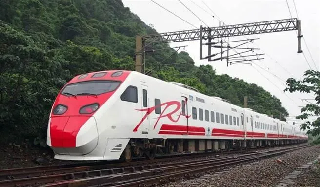 台鐵列車又遭塗鴉。(資料示意照/翻攝畫面)