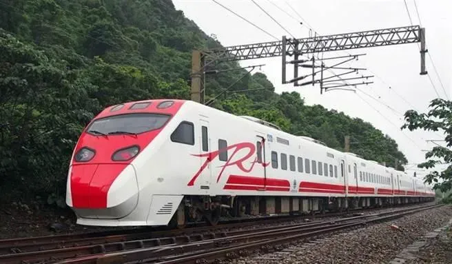 台鐵汐止至五堵站間今（8日）下午發生電車線掉落事故，導致一列228次普悠瑪號列車受困現場待援。（資料圖／翻攝畫面）