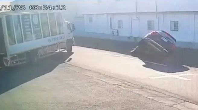 一輛賓士休旅車為了閃避正在倒車的大貨車，加大左轉彎半徑，不料當場翻覆四輪朝天。（圖／翻攝畫面）