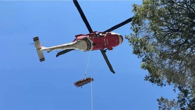 登西巒大山失聯5天,彰化59歲魏姓山友墜崖身亡直升機吊掛下山。(圖/南投縣政府消防局提供,下同)