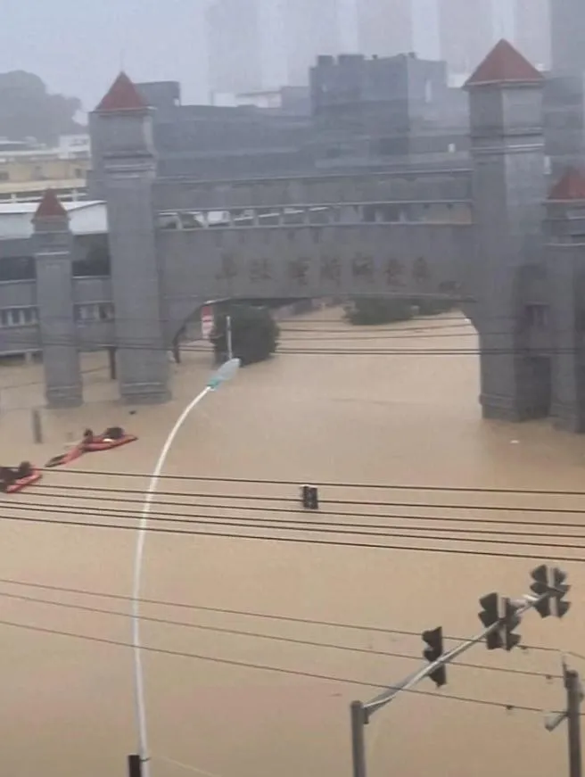 華林經濟開發區門口，洪水已漫過園區招牌。（圖／翻攝自網路）