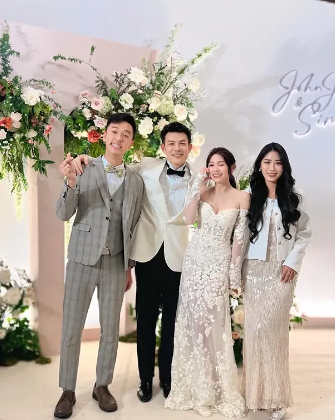 藝人「香蕉」王俊傑（左1）帶著妻子Timmy（右1）參加陳志強（左2）與曾智希（右2）婚禮。（圖／翻攝自香蕉王俊傑IG）