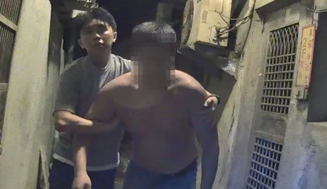 男子拒捕脫掉衣服逃逸仍遭逮。(圖/翻攝畫面)