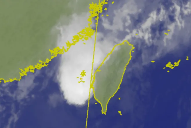 鳳凰颱風即將登陸台灣,然而,除了颱風本身的威脅,網友們卻意外聚焦在「鳳凰颱風」的台語發音上,掀起一波討論熱潮。(圖/氣象署提供)