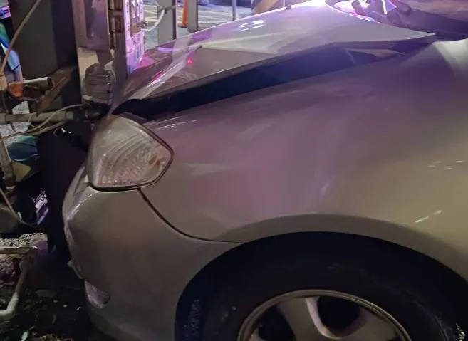 台中林男聖誕夜在大甲區駕車自撞加水站送醫不治。（圖／翻攝畫面）