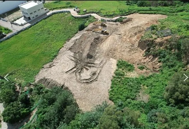 從空拍圖可見，案發土地遭非法傾倒的廢土堆積如山，體積超過一萬立方公尺。（圖／台中地檢署提供）
