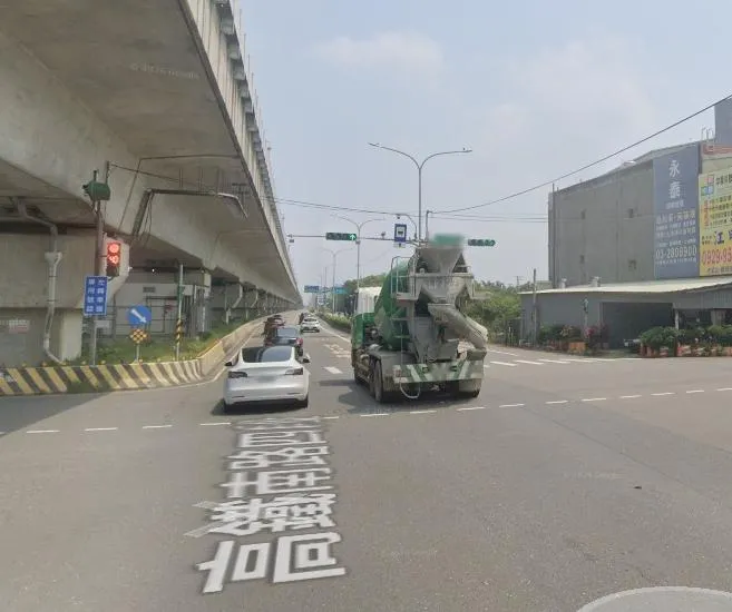 桃園台31線與高鐵南路三段路口發生毒駕車禍,釀成1死1重傷,張姓男大生上網懇求行車紀錄器畫面。(圖/Googlemap)
