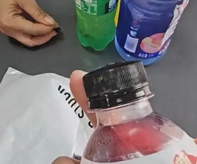 瓶蓋上卡滿淤泥。（圖/翻攝新浪微博）
