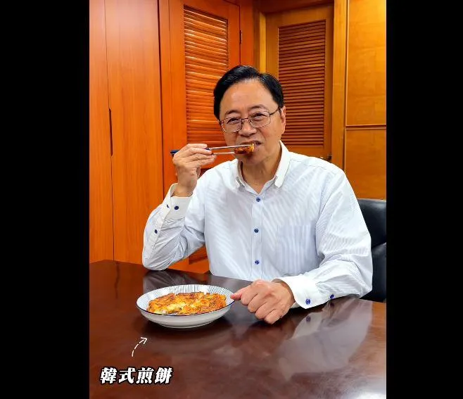 張善政在中華對南韓比賽前，大啖韓式煎餅求好彩頭。（圖／張善政臉書）