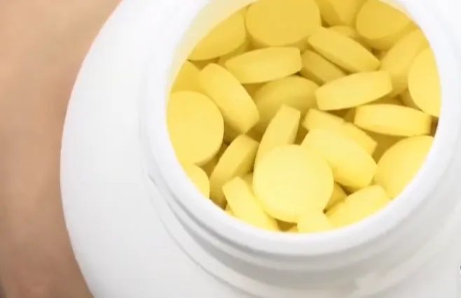 許多民眾為了維持健康而服用保健品，卻忽略了與藥物併用可能帶來的風險。（圖／中天新聞）