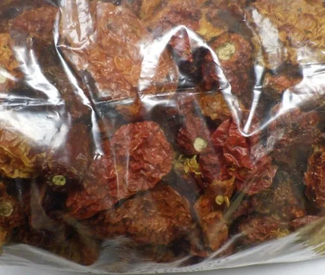 輸入業者魔術鮮食有限公司報驗的大陸辣椒乾，則被驗出含有蘇丹色素三號。（圖／食藥署）