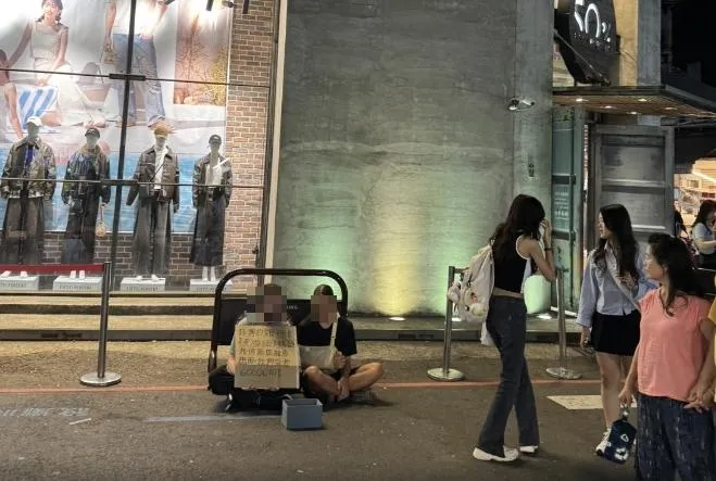 嘉義市文化路上有兩名外國遊客，因需籌集醫藥費用而向路人乞討，結果竟是詐騙。（圖／翻攝自嘉義綠豆大小事）