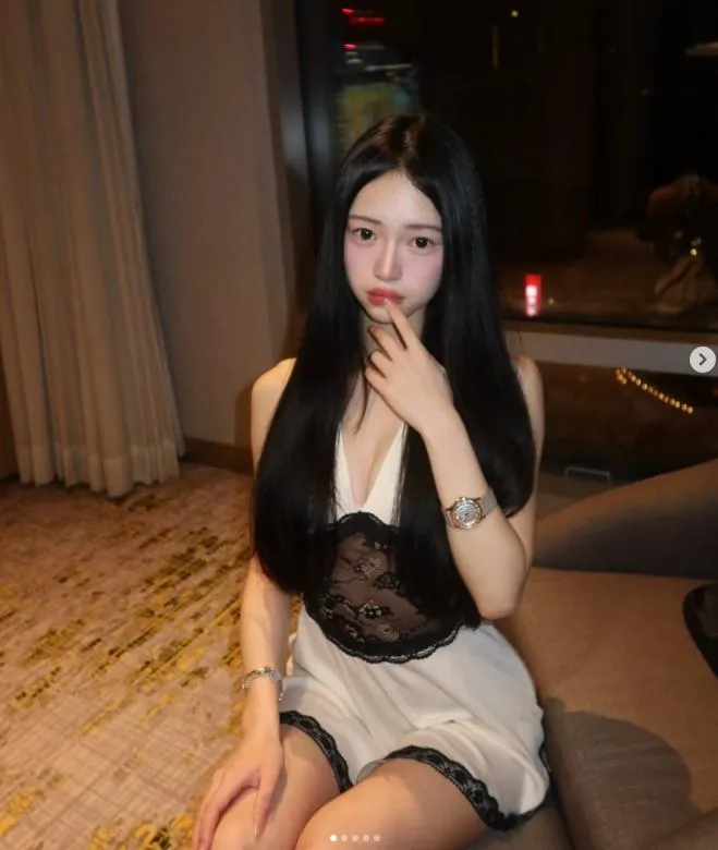 嚴凱泰女兒嚴珮瑜穿著走性感風格。(圖/翻攝嚴珮瑜的IG)