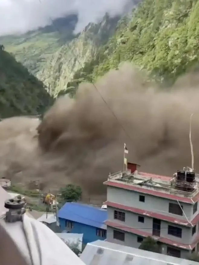 尼泊爾及西藏交界處爆發土石流，釀成嚴重傷亡。（圖／翻攝新黃河）