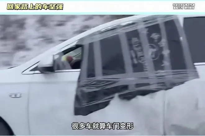 車窗玻璃破了貼上膠帶就能繼續前行。（圖／翻攝微博）