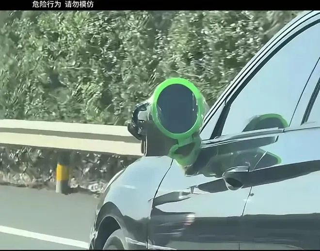 後照鏡掉了，黏上化妝鏡代替。（圖／翻攝微博）