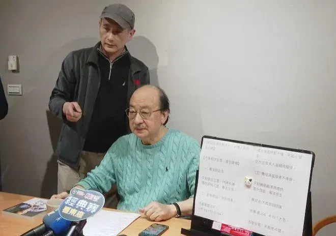 鄭運鵬幫柯建銘直播場佈。(圖/擷取自鄭運鵬臉書)