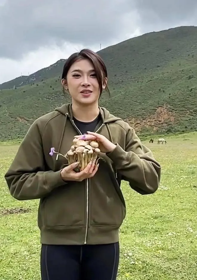 吳艷妮開心摘野生蘑菇。（圖／翻攝自微博）